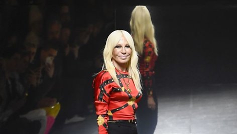 „Versace“ mados namų dizainerė Donatella Versace.