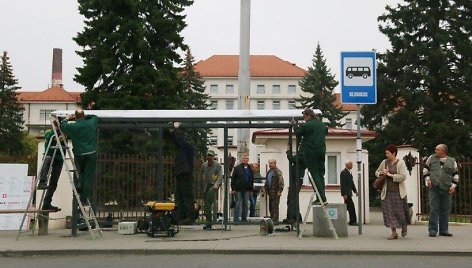 Kaune pradėtos įrenginėti stoginės tose stotelėse, kur jos buvo nuardytos.