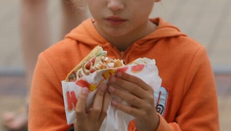 Prie&scaron; porą savaičių kebabais apsinuodijo keturi jaunuoliai, o praėjusios savaitės pabaigoje &ndash; dar viena &scaron;e&scaron;iolikmetė.