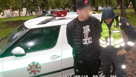 Policijos sulaikytas jaunas vaikinas turėjo narkotikų