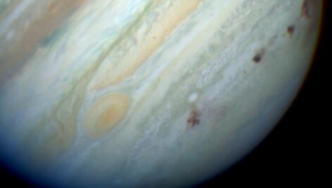 1994 m. liepos viduryje Jupiterį atakavo kometa, jo atmosferoje palikdama tamsias dėmes &ndash; susidūrimo pėdsakus. Wikipedia.com