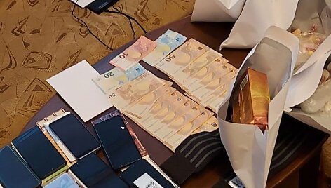 Kratos metu paimti telefonai, kavos pakuotėje slėpti steroidai ir pinigai, skirti pataisos namų pareigūnui