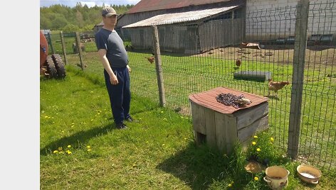 Josvainių seniūnijos &Scaron;aravų kaimo gyventojų Valdo ir Jurgitos Vaidotų &scaron;unelis buvo priri&scaron;tas prie būdos ir sergėjo aptvare laikomas vi&scaron;tas