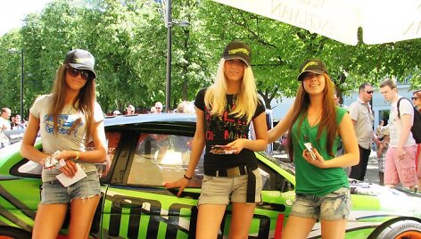 Kartingai ne vienintelė Kristinos Barauskaitės (viduryje) aistra &ndash; ji aistringa &scaron;oninio slydimo fanė