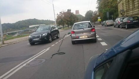 &bdquo;Toyota Yaris&ldquo; Vilniuje važinėjo su nutraukta degalinės žarna