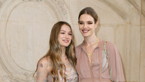 Modelis Natalia Vodianova (de&scaron;inėje) su seserimi Oksana 