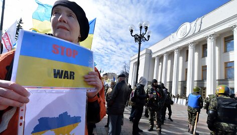 Kijeve prie Ukrainos parlamento susirinkę žmonės