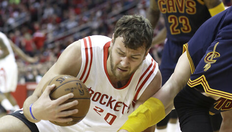 Donatas Motiejūnas ir LeBronas Jamesas
