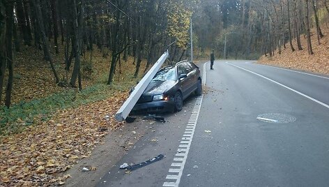 Kaune &bdquo;Audi&ldquo; nulaužė stulpą