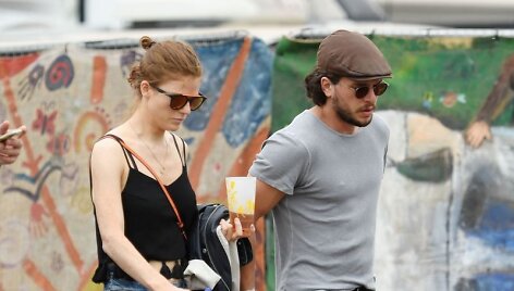 &bdquo;Sostų karų&ldquo; žvaigždės Kitas Haringtonas ir Rose Leslie