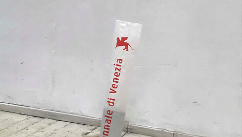 Venecijos meno bienalėje dalinti plastikiniai maišai šlapiems skėčiams susidėti tapo menininko D. Kolomyckio kūrinio dalimi