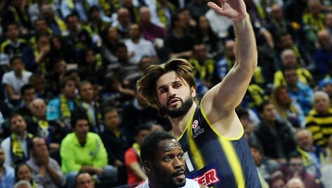 &bdquo;Fenerbahce&ldquo; žaidėjas Linas Kleiza prie&scaron; CSKA atstovą Jeremy Pargo
