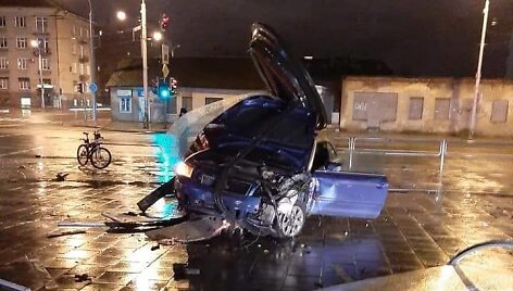 Vilniuje girtas vairuotojas su &bdquo;Audi&ldquo; rėžėsi į reklaminį stendą