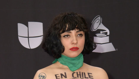 Dainininkė Mon Laferte Lotynų Amerikos „Grammy“ apdovanojimuose