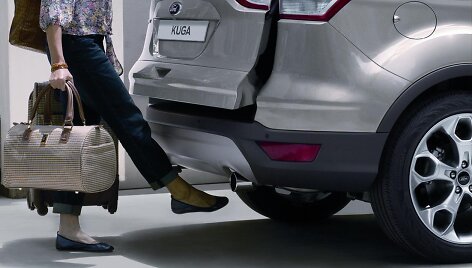 &bdquo;Ford Kuga&ldquo; bagažinės atidarymas koja