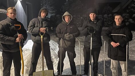 Sniegą kasti pasisiūlę vaikinai: &bdquo;Tokios reakcijos nesitikėjome&ldquo;