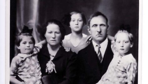 Esterą ir Rananą i&scaron;gelbėjusių Veronikos ir Stasio Strimaičių &scaron;eima su dukterimis Milda, Laima, Dalia