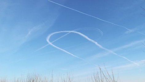 Alytaus rajone, virš Obelijos ežero įamžinti karinės aviacijos pilotų „driftai“