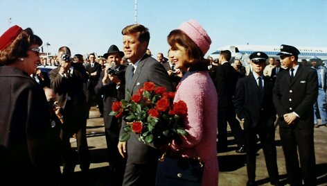 JAV prezidentas John F. Kennedy ir pirmoji &scaron;alies ponia Jacqueline Bouvier Kennedy 