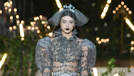 &bdquo;Rodarte&ldquo; 2020&ndash;2021 m. rudens ir žiemos kolekcijos modelis