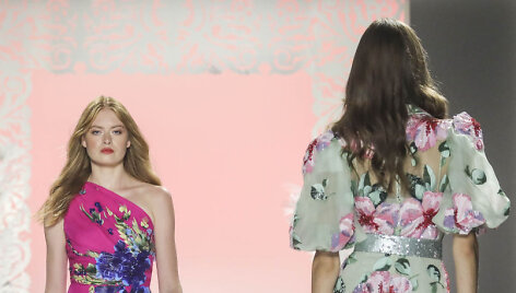 &bdquo;Badgley Mischka&ldquo; 2020 m. pavasario ir vasaros kolekcijos modelis