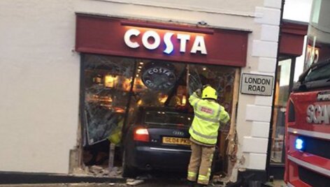 Į &bdquo;Costa Coffee&ldquo; kavinę įvažiavo automobilis.