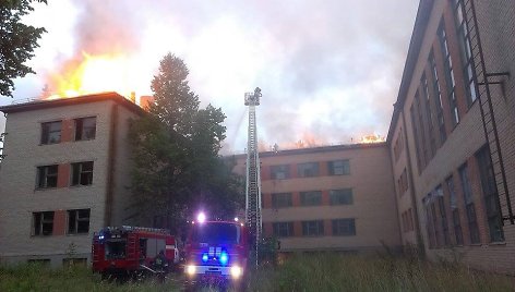 Gruzdžiuose liepsnojo apleistas technikumo pastatas