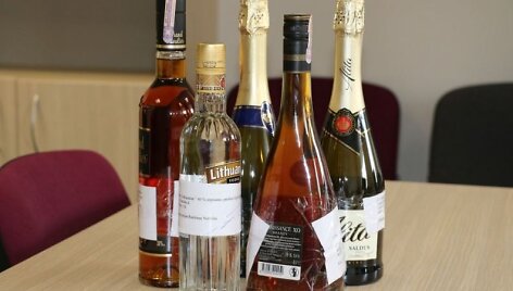 Įkliuvo taksistai, pardavinėję alkoholį.