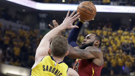 Domantas Sabonis prie&scaron; LeBroną Jamesą