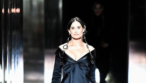 „Fendi“ 2021 m. pavasario ir vasaros aukštosios mados kolekcijos modelis: Demi Moore