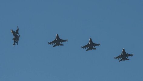 Naikintuvai F-16 ir kiti JAV lėktuvai jau Lenkijoje