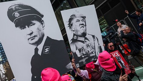 Protestuotojų laikomi plakatai su Vladimiro Putino ir Donaldo Trumpo atvaizdais
