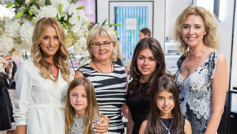 Violeta Repčenkaitė ir Ramunė Repčenkaitė-Majithia su mama Sabina Repčenkiene ir dukromis