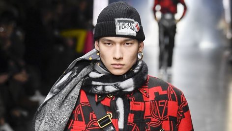 „Versace“ 2019–2020 m. rudens ir žiemos kolekcijos modelis