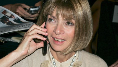 Anna Wintour vis dar naudoja seną atverčiamą telefoną