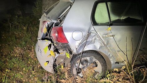 Į avariją patekęs kontrabandininko automobilis