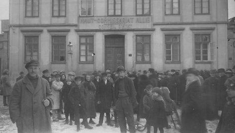 Klaipėdiečiai prie Prefektūros 1923 metų sausio 15 diena