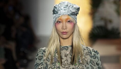 &bdquo;Anna Sui&ldquo; 2019 m. pavasario ir vasaros kolekcijos modelis
