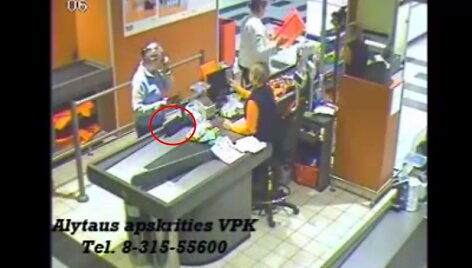 Rankų miklumas: atidžiai stebint vaizdo įra&scaron;ą nelengva pastebėti momentą, kaip dingsta prie kasos palikta rankinė.