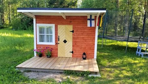 Kristinos ir jos &scaron;eimos statytas žaidimų namelis dukroms