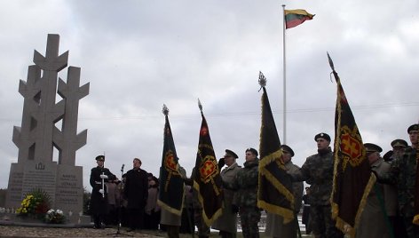 Minint laisvės kovos deklaracijos metines šalia lietuvių stovėjo ir NATO kariai.