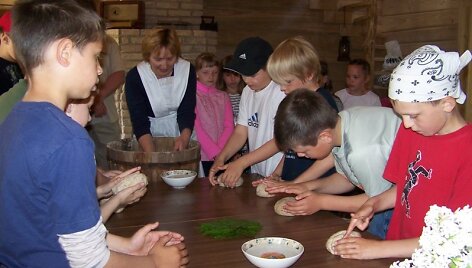 Vykstant edukacinėms programoms, moksleiviai gali patys i&scaron;sikepti duonos.