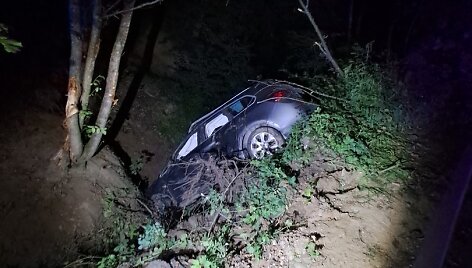 Kaune nuo skardžio nuskriejo jaunuolio nesuvaldyta &bdquo;Opel&ldquo;