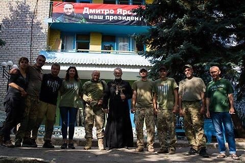 „Facebook“ nuotr./Tėvas Valentinas Seroveckis su savanorių batalionu „Aratta“