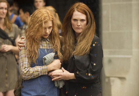 Chloe Moretz ir Julianne Moore filme &bdquo;Kerė&ldquo;