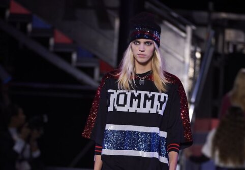 &bdquo;Tommy Hilfiger&ldquo; 2018 m. pavasario ir vasaros kolekcijos modelis