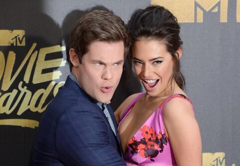 Adamas DeVine'as ir Chloe Bridges 