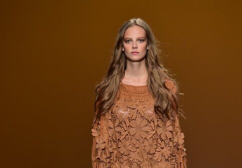 Alberta Ferretti 2015 m. pavasario-vasaros kolekcijos modelis