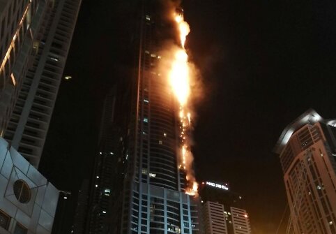 Gaisras viename aukščiausių Dubajaus dangoraižių