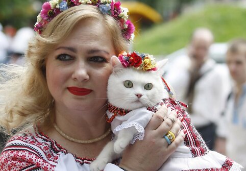 Ukrainiečiai tradiciniais rūbais demonstravo vienybę Kijevo gatvėse